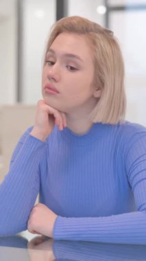 Ofiste Oturan Dalgın Genç Kadın, dikey video