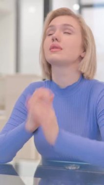 Gergin Genç Kadın Ofiste Endişeli, dikey video