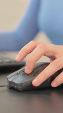 Bilgisayar Fare Kullanan Kadın Elleri 'ni kapat, dikey video