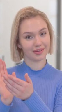 Takım İçin Alkışlayan Genç Kadın Portresi, dikey video