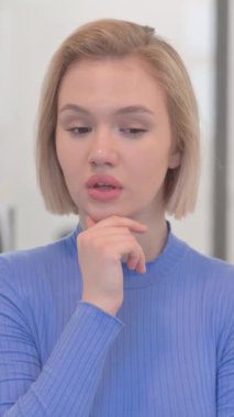 Yeni Düşünen Düşünen Genç Kadın Portresi, dikey video