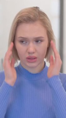 Ofiste Baş Ağrısı Olan Genç Kadın Portresi, dikey video