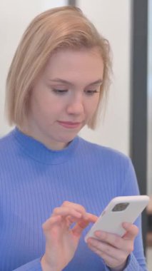 Telefonda Başarıyı Kutlayan Genç Kadın Portresi, dikey video