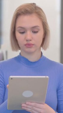 Tablet Kullanan Genç Kadın Portresi, dikey video