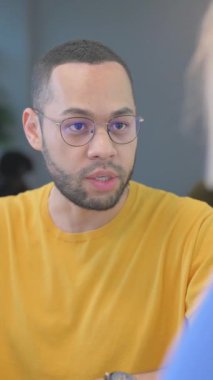 Karışık Irk Adamı Ofiste Genç Kadın ile Konuşuyor, dikey video