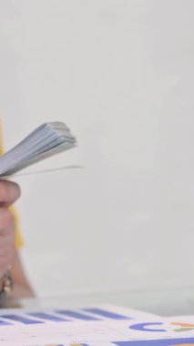 Erkek Elleri Kadına Para Veriyor 'un dikey videosunu kapat