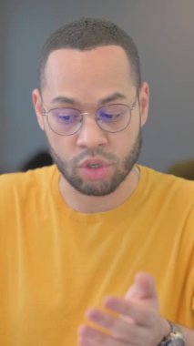 Kızgın Karışık Irk Adamı Genç Kadın ile Konuşuyor, dikey video