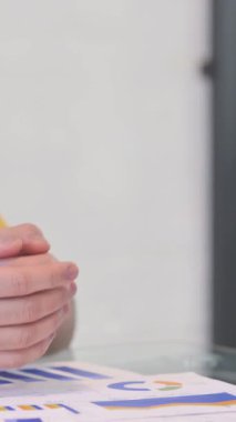 Kadın Erkek Takım Arkadaşına Nakit Ödeyecek, dikey video