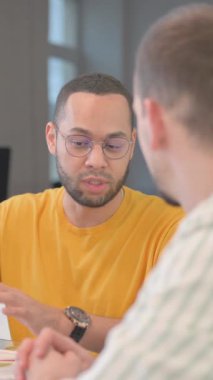 Karışık Irkçı Takım Arkadaşlarıyla Konuşuyor, dikey video