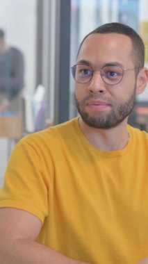 Yaratıcı Takım Arkadaşı ile Karışık Irk Adamının Yakın Çekimi, dikey Video