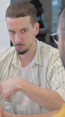 İş yerinde Yaratıcı İnsanların Konuşması, dikey video