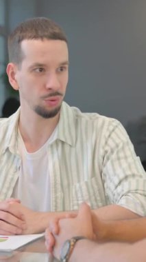 Anlaşmadan Sonra Genç İnsanlar Tokalaşıyor, dikey video