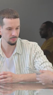 Para Veren Gençler, Ev Anahtarları ve Tokalaşan El, dikey video