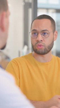 Hasta Doktorla Sağlık Sorunlarını Tartışıyor, dikey video