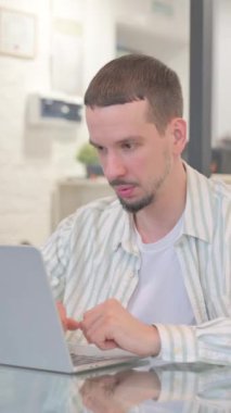 Yaratıcı Genç Adam Dizüstü bilgisayarda Kaybından Şok Oldu, dikey video