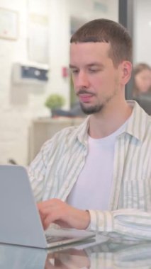 Ofisteki Kameraya Bakarken Şaşırmış Yaratıcı Genç Adam, Dikey Video