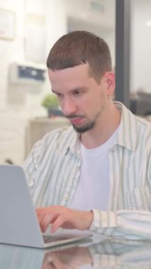 Yaratıcı Genç Adam İşten Sonra Ofisten Çıkıyor, dikey video