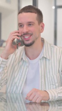 Ofiste Konuşan Yaratıcı Genç Adam, dikey video