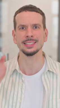 Yeni Fırsat Arayan Yaratıcı Genç Adamın Portresi, dikey video