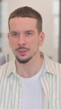 Stop Gesture, dikey video ile Yaratıcı Genç Adamı Reddetmenin Portresi