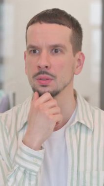 Boyun Ağrısı Olan Yaratıcı Genç Adam Portresi, dikey video