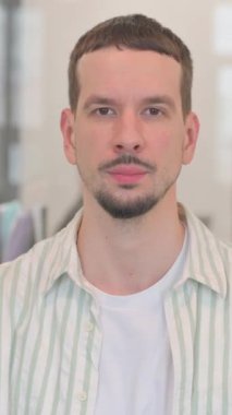 Diş ağrısı olan rahatsız edici yaratıcı genç adam, dikey video