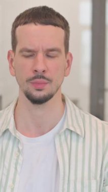 Video Sohbeti Yapan Yaratıcı Genç Adam 'ın Webcam Görünümü, dikey video