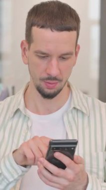 Yaratıcı Genç Adam 'ın portresi Telefondaki Kayıptan Şok Oldu, dikey video