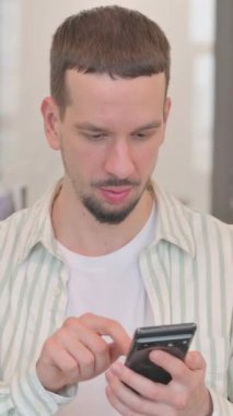 Ev Anahtarı Veren Emlakçının Portresi, dikey video