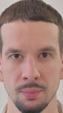 Şaşkın Genç Adam Surat 'ın dikey videosu