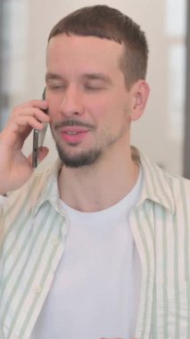 Ev Anahtarlarını Gösteren Adam Portresi, dikey video