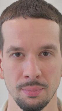 Gülümseyen Genç Ağız, dikey video