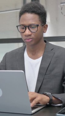 Dikey, Genç Afrikalı İş Başı Ağrısı