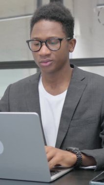 Dikey, Genç Afrikalı Adam Boyun Yorgunluğu ve Ofiste Ağrısı Var