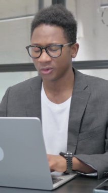 Dikey, Genç Afrikalı İş yerinde Öksürüyor