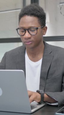 Dikey, Genç Afrikalı İşyerinde Diş Ağrısı Var