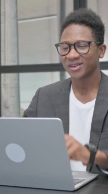 Dikey, Genç Afrikalı Laptop ile Video Sohbeti Yapıyor