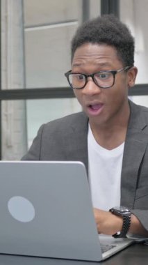 Dikey, Genç Afrikalı Dizüstü bilgisayarda Başarı Kutlaması