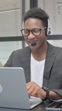 Dikey, Kulaklıklı Genç Afrikalı Çağrı Merkezinde Müşteriyle İnternette Konuşuyor