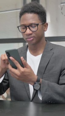 Ofisteki İnternet 'e bakan dikey, genç Afrikalı adam