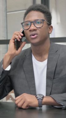 Dikey, Genç Afrikalı Ofiste Konuşuyor