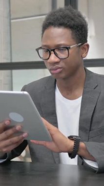 Dikey, Ofiste Dijital Tablet Kullanan Genç Afrikalı Adam