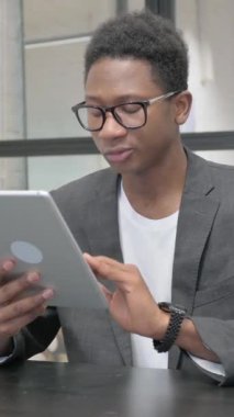 Dik, Genç Afrikalı Adam Dijital Tablette Çevrimiçi Başarı Kutlaması