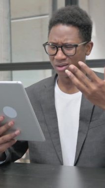 Dikey, Genç Afrikalı Adam Sayısal Tablette Kaybla Karşı Karşıya