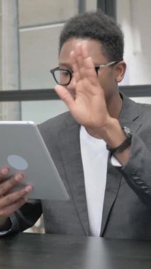 Ofiste Tablet 'te Video Sohbeti Yapan Dikey, Genç Afrikalı Adam
