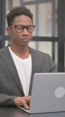 Dikey, Afro-Amerikan Adam Dizüstü bilgisayarda çalışıyor