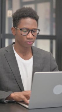 Dikey, Afro-Amerikan Adam İş Başı Ağrısı çekiyor