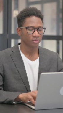 Dikey, Afro-Amerikan Adam Boyun Yorgunluğu ve Ofiste Ağrısı Var