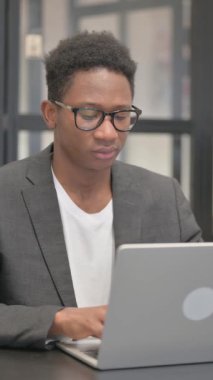 Dikey, Afro-Amerikan Adam Diş Ağrısı çekiyor