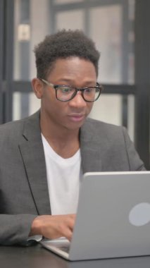 Dikey, Afrikalı Amerikalı Adam Dizüstü bilgisayarda Başarı Kutlaması